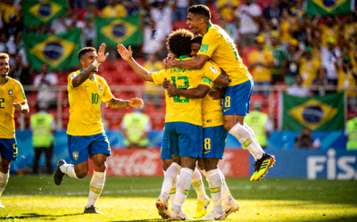 巴西国家队庆祝进球 - 黄色球衣球员拥抱庆祝