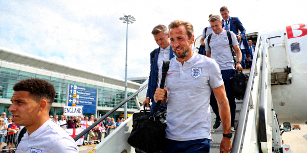 英格兰队抵达美国机场 - 球员们走下飞机舷梯